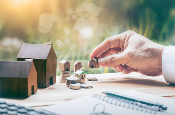 House placed on coins Men's hand is planning savings money of coins to buy a home concept concept for property ladder, mortgage and real estate investment. for saving or investment for a house, House placed on coins Men's hand is planning savings money of coins to buy a home concept concept for property ladder, mortgage and real estate investment. for saving or investment for a house, Business Ownership stock pictures, royalty-free photos & images