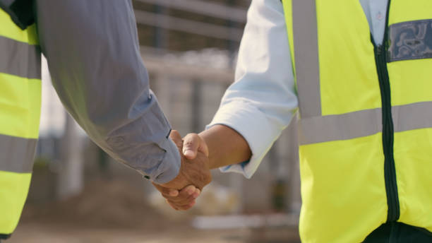 People, architect and handshake for deal in construction, partnership or teamwork success on site. Engineer, builder or contractor shaking hands in collaboration for project or architecture People, architect and handshake for deal in construction, partnership or teamwork success on site. Engineer, builder or contractor shaking hands in collaboration for project or architecture hiring construction employees stock pictures, royalty-free photos & images