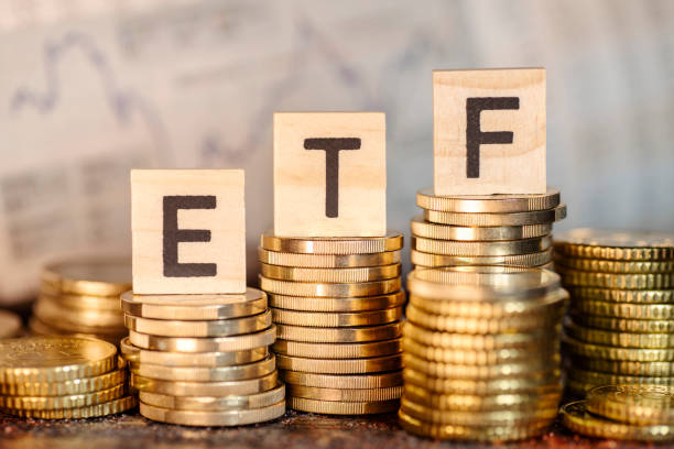 High profits with ETF on the international stock exchanges Several stacks with coins and the term ETF and a chart with stock prices. Gold mustual funds and ETFs stock pictures, royalty-free photos & images
